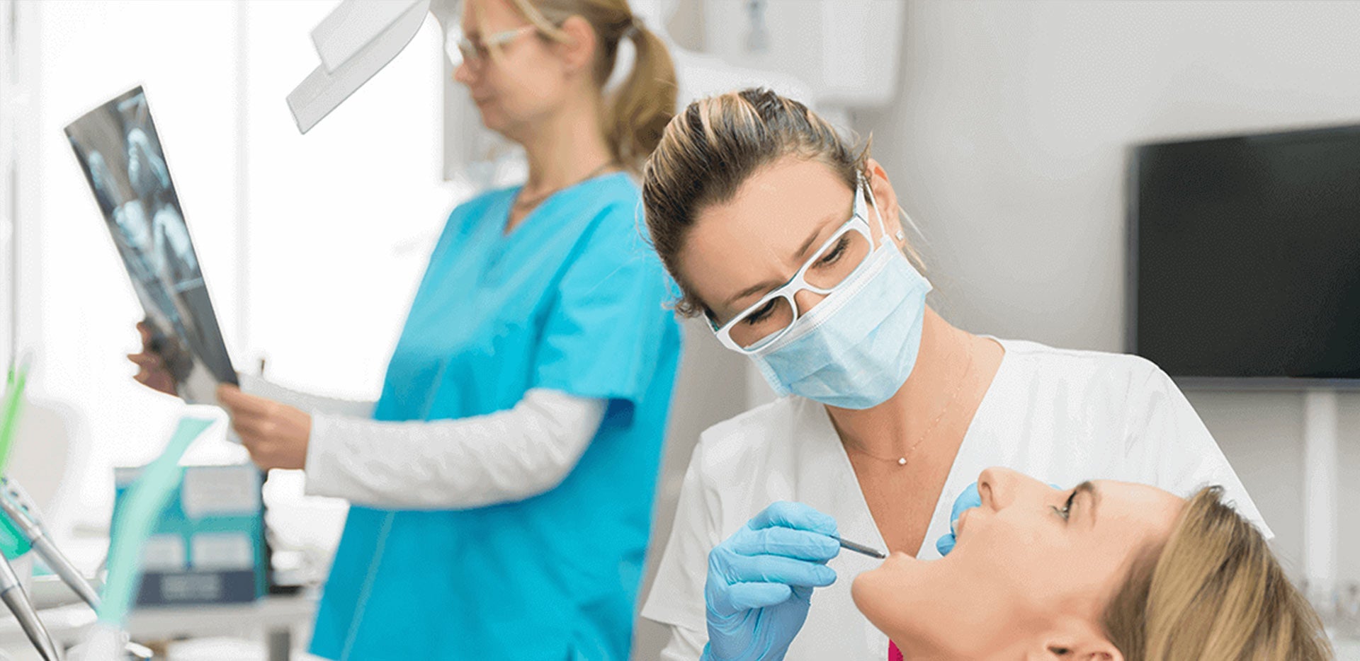 Zahnärztin kontrolliert die Zähne ihres Patienten