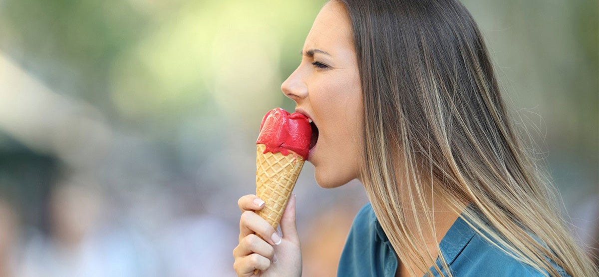 femme mangeant une glace
