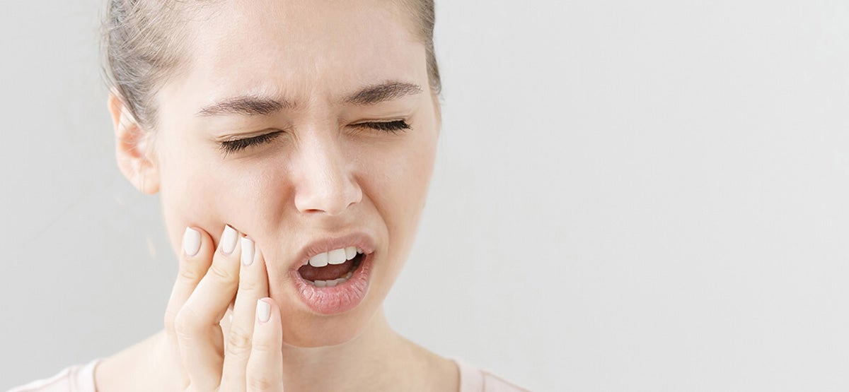 femme avec mal de dents