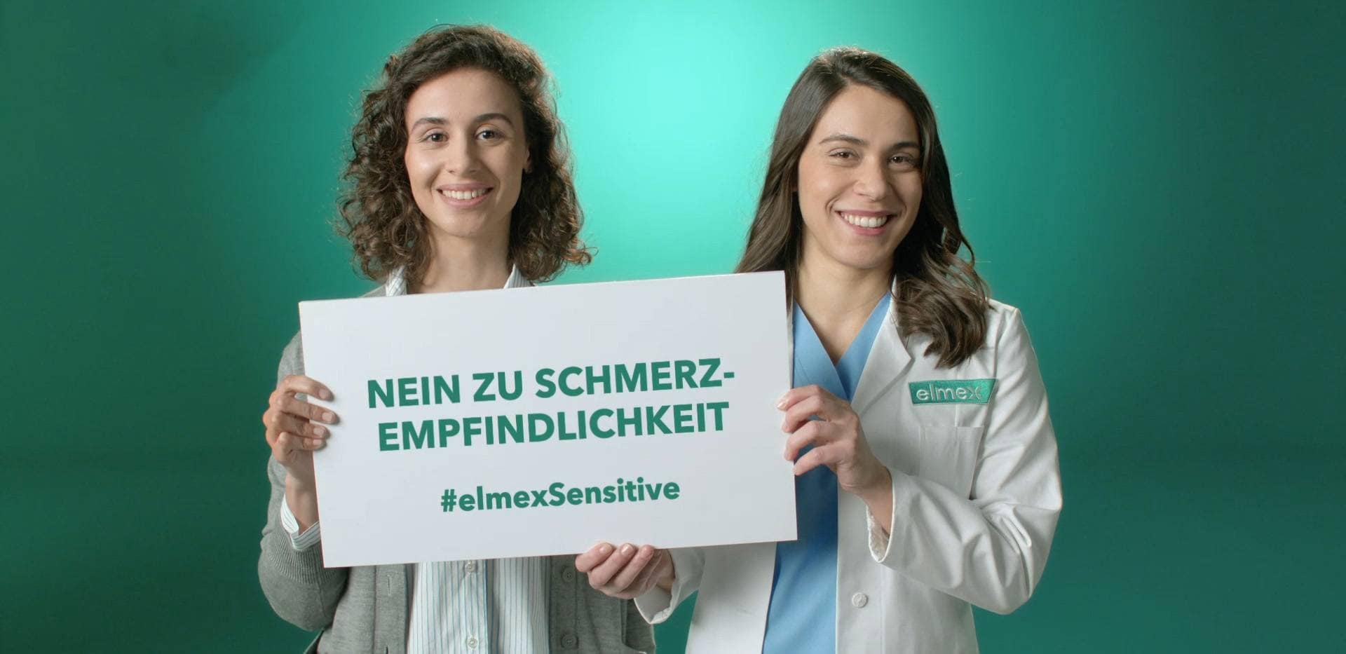 Deux femmes dentistes tenant une pancarte