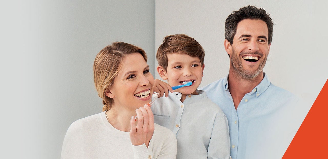 PAPA RIT, MAMAN ET FILS SE BROSSENT LA BROSSE À DENTS